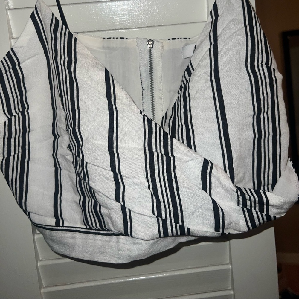 Crop top, zip back, size L, never worn, Lulus